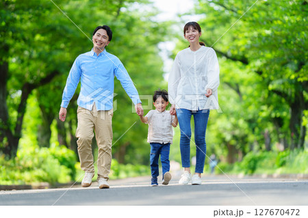 手を繋いで歩く家族 手を繋いで歩く家族 127670472