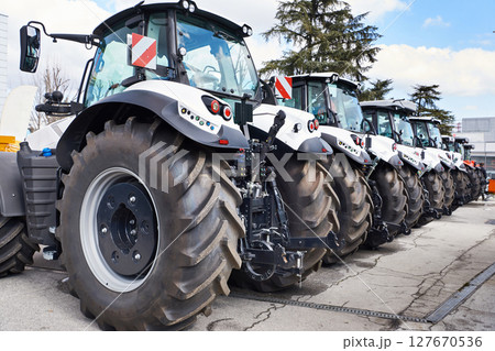 Tractor agricultural machines 127670536