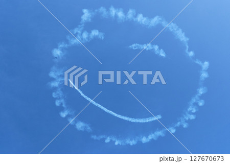 曲技飛行で青空に描かれたスマイル 曲技飛行で青空に描かれたスマイル 127670673