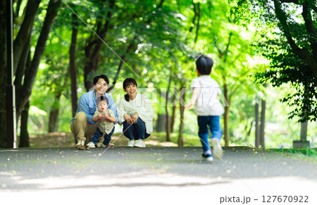 家族に駆け寄る少年 127670922