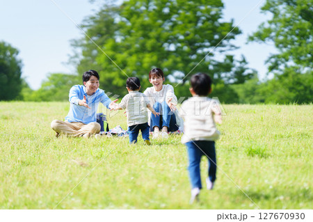 家族に駆け寄る少年 127670930