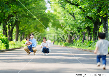 家族に駆け寄る少年 家族に駆け寄る少年 127670937
