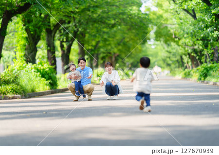 家族に駆け寄る少年 家族に駆け寄る少年 127670939