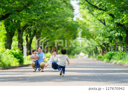 家族に駆け寄る少年 家族に駆け寄る少年 127670942