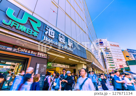 日本の東京都市景観 6月。インバウンド続く…賑わう池袋駅東口(北)などを望む＝22日 127671134