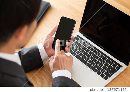 デスクでパソコン仕事をするスーツ姿のミドル男性ビジネスマン 127671185