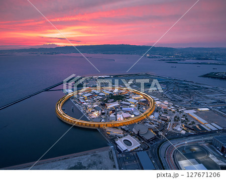 大阪・関西万博の夕焼け 127671206