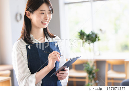 カフェの若い店員 フロアスタッフ カフェの若い店員 フロアスタッフ 127671373