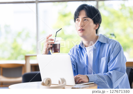 考える若い男性 考える若い男性 127671380