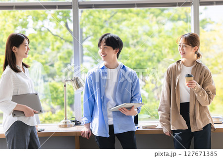 会話する男女 会話する男女 127671385
