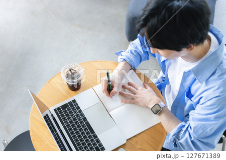 パソコンを見ながらメモをとる男性 パソコンを見ながらメモをとる男性 127671389