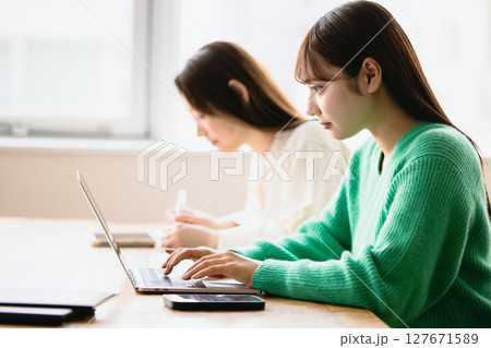 授業を受ける大学生 授業を受ける大学生 127671589