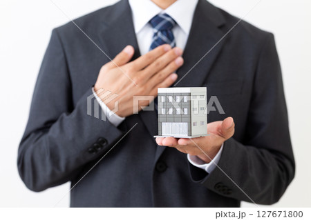 ビルの模型を持つスーツ姿のミドル男性ビジネスマン ビルの模型を持つスーツ姿のミドル男性ビジネスマン 127671800