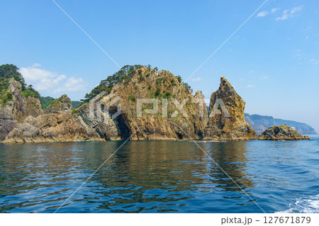 遊覧船から見る荒々しい三陸海岸海 遊覧船から見る荒々しい三陸海岸海 127671879