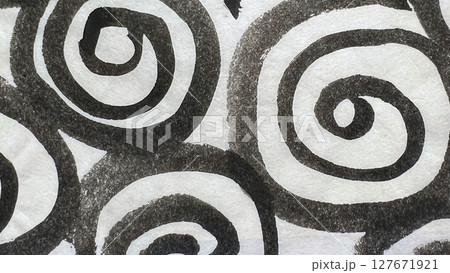 筆で描いた渦模様、墨と筆で描いた渦の模様、墨と筆で書いた手書きのイラスト 127671921