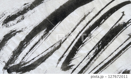 墨絵の筆跡ドローイング、和紙のテクスチャ背景素材、毛筆アートドローイング、和紙素材バナー 127672011