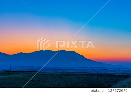 （熊本県）阿蘇　大観峰から見る、くじゅう連山夜明け・日の出前 127672673