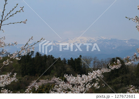 花見山公園から眺める磐梯朝日国立公園の山々 127672681