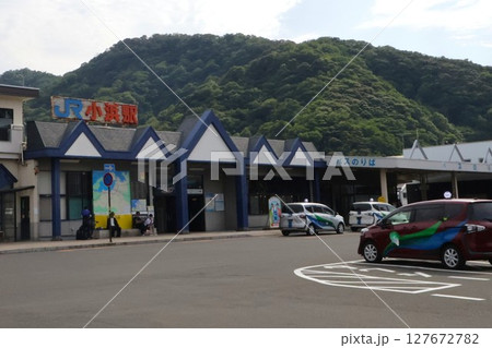 JR小浜駅の駅舎とロータリー JR小浜駅の駅舎とロータリー 127672782