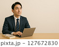 パソコンの前で考え事をする男性 127672830
