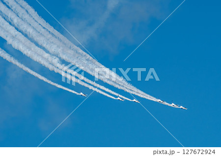 青空のキャンバスに描くアクロバット飛行 青空のキャンバスに描くアクロバット飛行 127672924