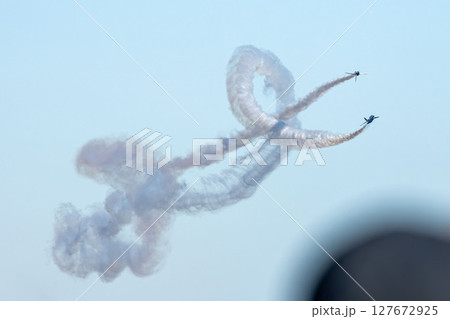 青空のキャンバスに描くアクロバット飛行 青空のキャンバスに描くアクロバット飛行 127672925