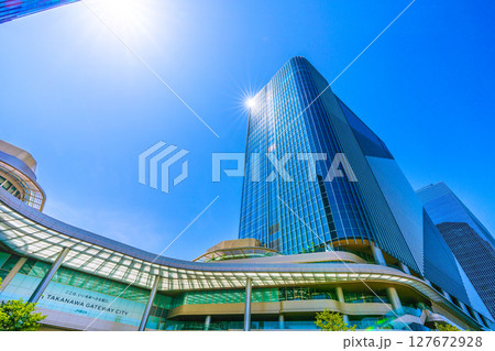 日本の東京都市景観　高輪ゲートウェイ駅前の高輪ゲートウェイシティなどを望む 127672928