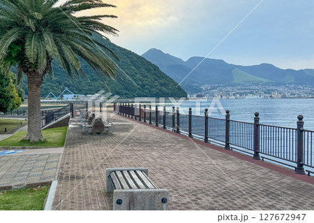 田ノ浦ビーチ海浜公園と別府市街地 127672947