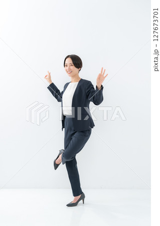 女性　ビジネス	 127673701
