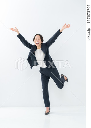 女性　ビジネス	 127673705