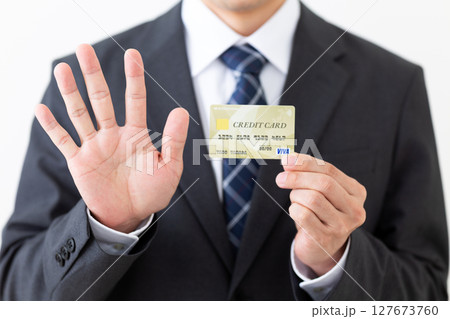 クレジットカードを持って5本指を立てるスーツ姿のビジネスマン男性 127673760