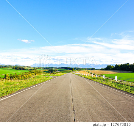 爽やかな北海道美瑛町の道のある風景 127673810