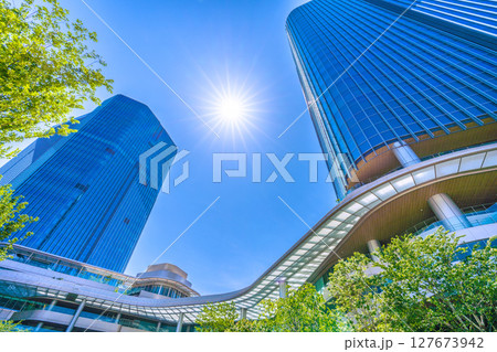 日本の東京都市景観 6月。高輪ゲートウェイ駅前の高輪ゲートウェイシティなどを望む 127673942