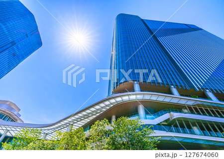 日本の東京都市景観 6月。高輪ゲートウェイ駅前の高輪ゲートウェイシティなどを望む 127674060