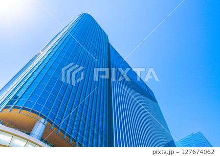 日本の東京都市景観 6月。高輪ゲートウェイ駅前の高輪ゲートウェイシティなどを望む 日本の東京都市景観 6月。高輪ゲートウェイ駅前の高輪ゲートウェイシティなどを望む 127674062