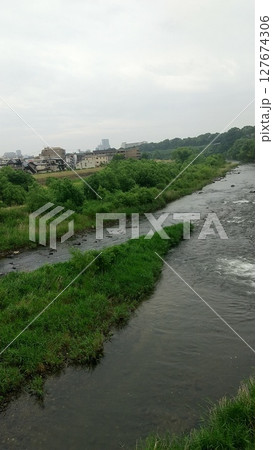 牛越橋から見た雨で流れが速い広瀬川 127674306