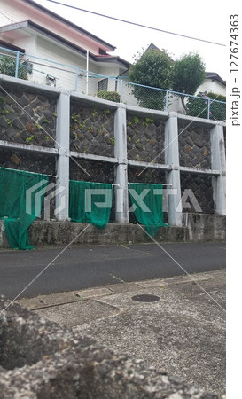 仙台市の住宅街にある法枠工 仙台市の住宅街にある法枠工 127674363