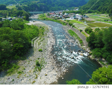夏の渋川市赤城町・棚下不動近くの利根川 夏の渋川市赤城町・棚下不動近くの利根川 127674591