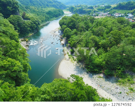 夏の渋川市赤城町・棚下不動近くの利根川 127674592