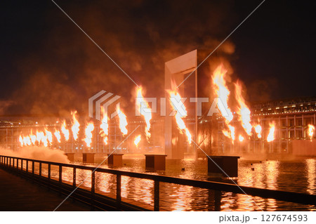 燃え上がる炎と大屋根リング 127674593