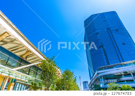 日本の東京都市景観 6月。高輪ゲートウェイ駅前の高輪ゲートウェイシティなどを望む 日本の東京都市景観 6月。高輪ゲートウェイ駅前の高輪ゲートウェイシティなどを望む 127674783