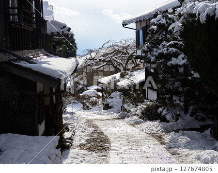 観光名所中山道の馬籠宿の古い町並みの雪景色 127674805
