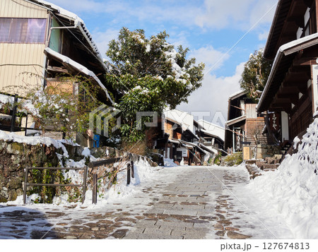 観光名所中山道の馬籠宿の雪景色 127674813
