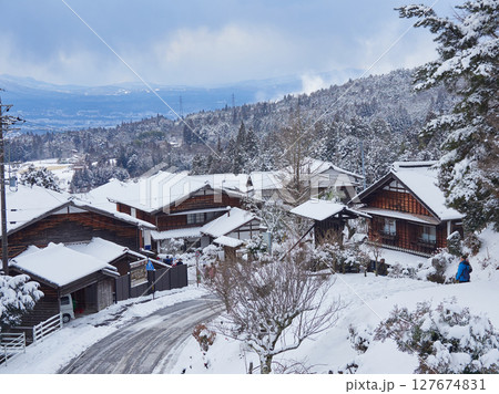 冬の中山道の観光名所馬籠宿の展望台から見た恵那山の雪景色 冬の中山道の観光名所馬籠宿の展望台から見た恵那山の雪景色 127674831