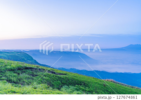 (熊本県)阿蘇 大観峰から望む内輪山 夜明け (熊本県)阿蘇 大観峰から望む内輪山 夜明け 127674861