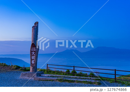 (熊本県)阿蘇 大観峰から望む内輪山 夜明け (熊本県)阿蘇 大観峰から望む内輪山 夜明け 127674866