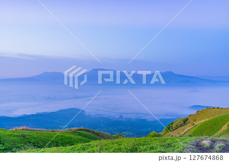 (熊本県)阿蘇 大観峰から望む内輪山 夜明け (熊本県)阿蘇 大観峰から望む内輪山 夜明け 127674868