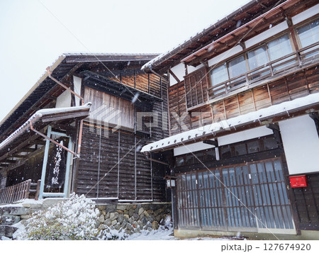 冬の中山道の観光名所馬籠宿の古い町並みの雪景色 冬の中山道の観光名所馬籠宿の古い町並みの雪景色 127674920