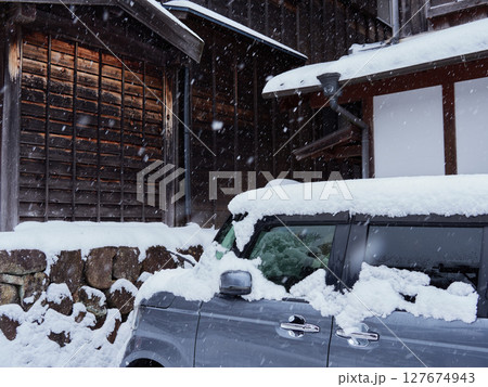 観光名所中山道の馬籠宿の古い町並みの雪景色 観光名所中山道の馬籠宿の古い町並みの雪景色 127674943