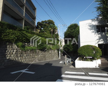 初夏の青空が広がる閑静な住宅街と坂道、東京都大田区山王「暗闇坂」 初夏の青空が広がる閑静な住宅街と坂道、東京都大田区山王「暗闇坂」 127674981